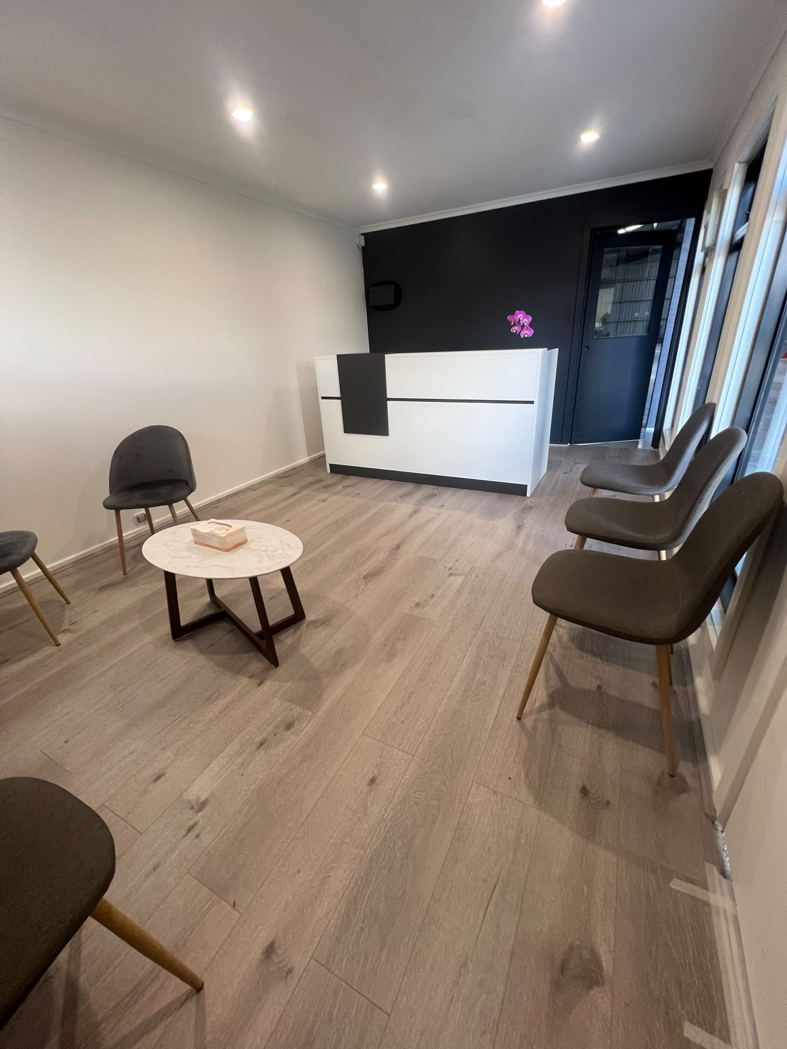 BIMMER AUTOMOTIVE customer reception and waiting area